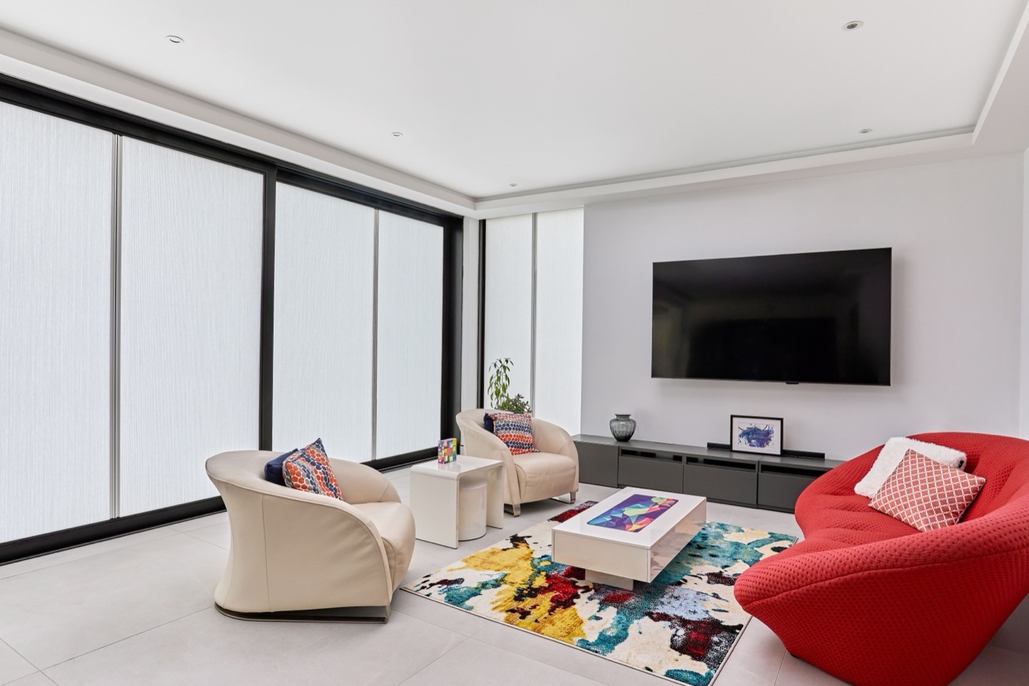 Blind Screen&reg; 03 across full-height glazing in an open-plan living room